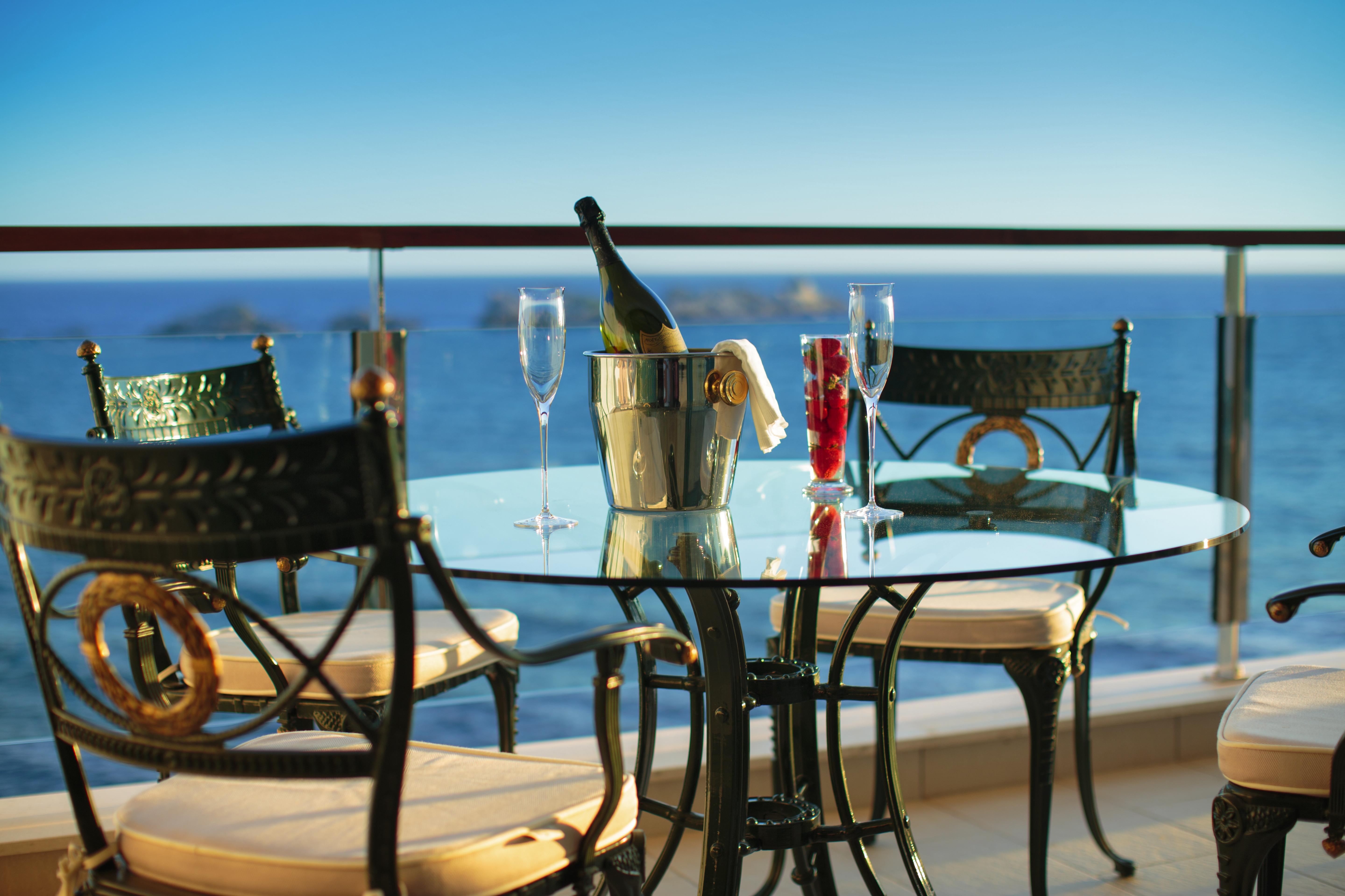Royal Princess Hotel Dubrovnik Ngoại thất bức ảnh A balcony at the hotel
