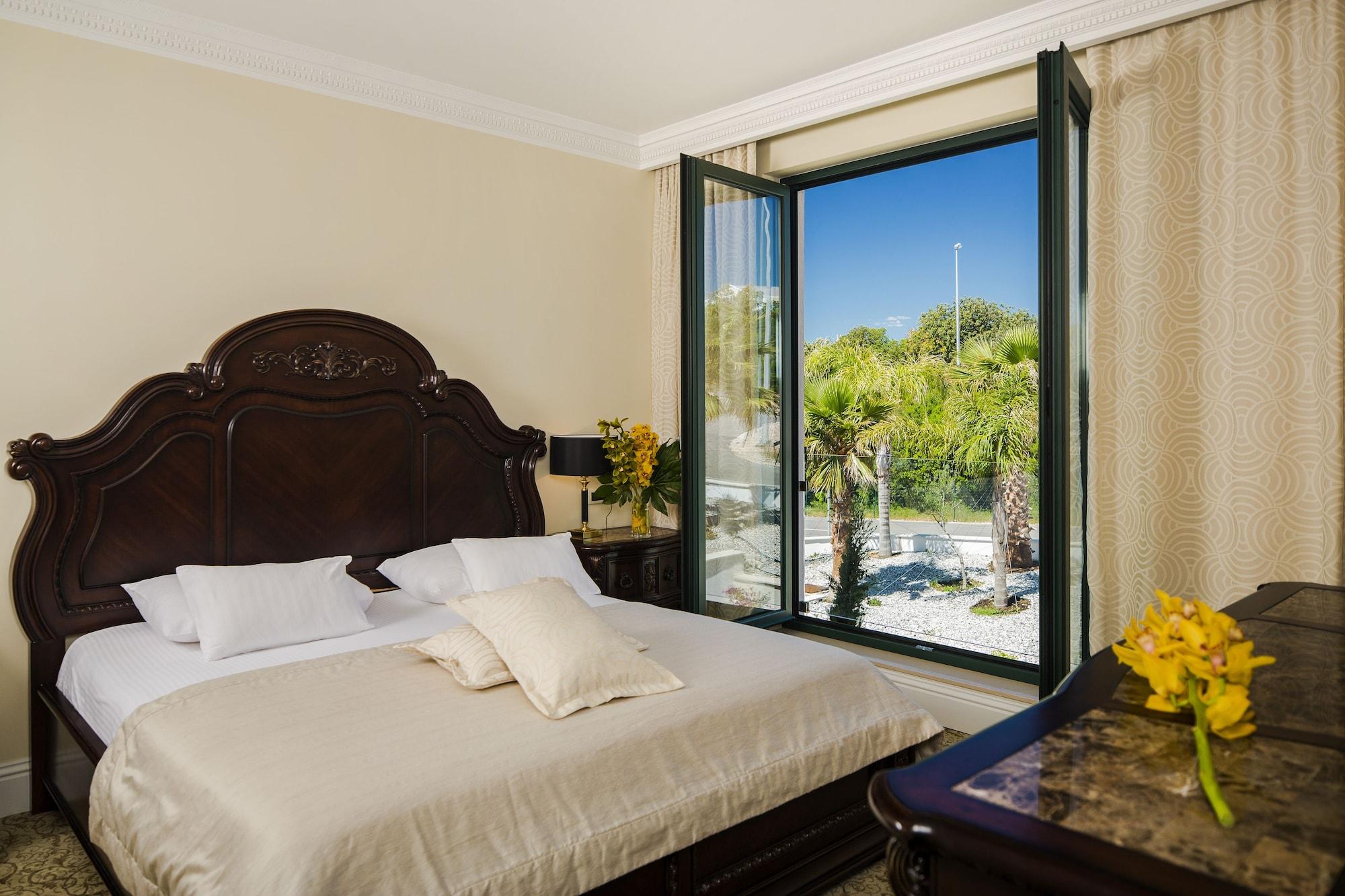 Royal Princess Hotel Dubrovnik Ngoại thất bức ảnh A bedroom at the hotel