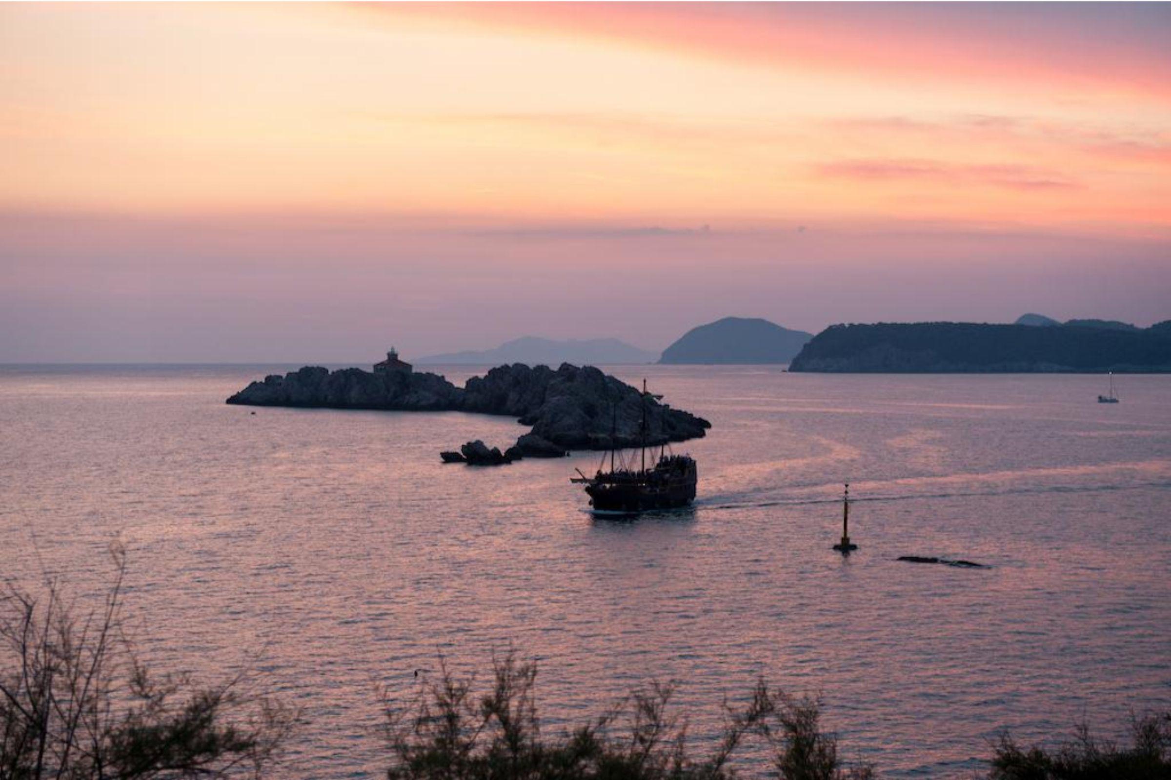 Royal Princess Hotel Dubrovnik Ngoại thất bức ảnh Sunset over the Gulf of Poetto