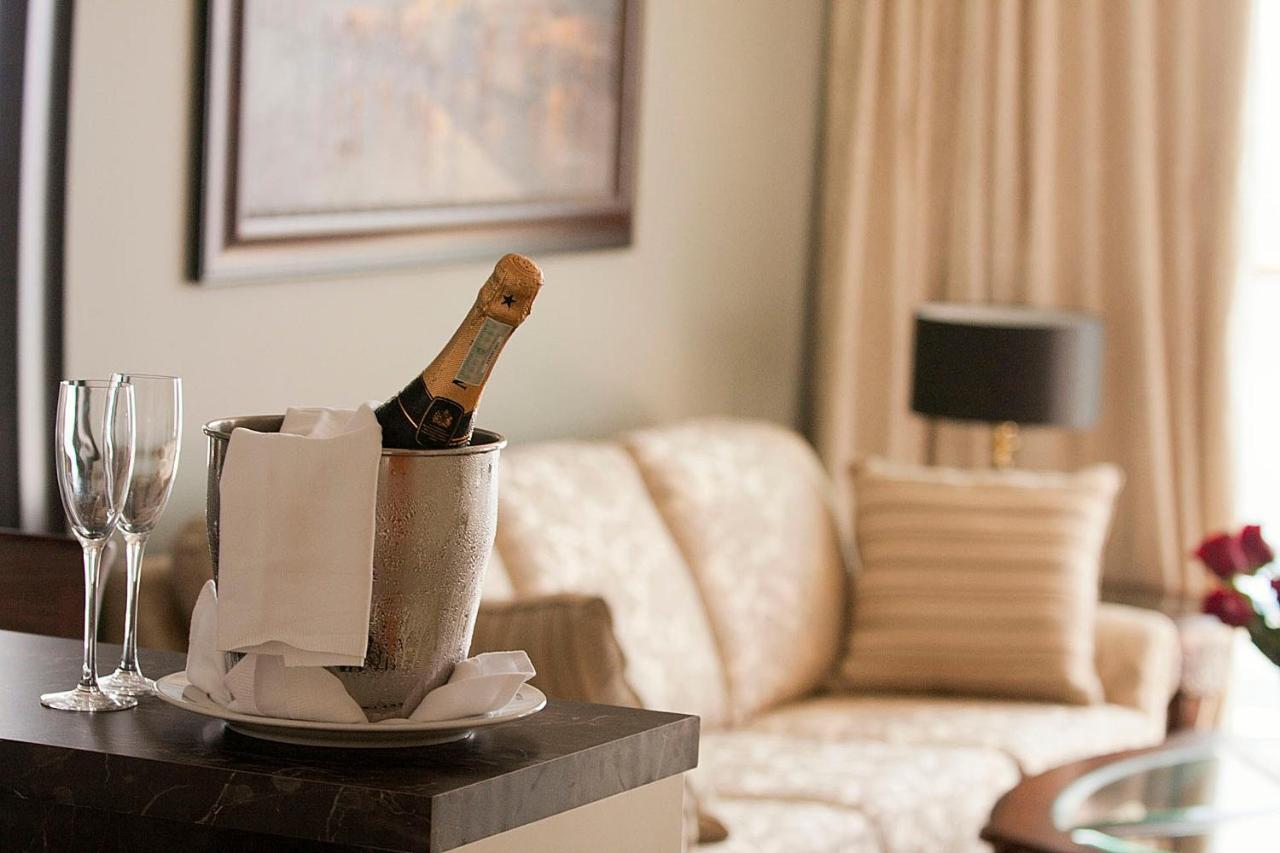Royal Princess Hotel Dubrovnik Phòng bức ảnh A bottle of champagne in a champagne bucket
