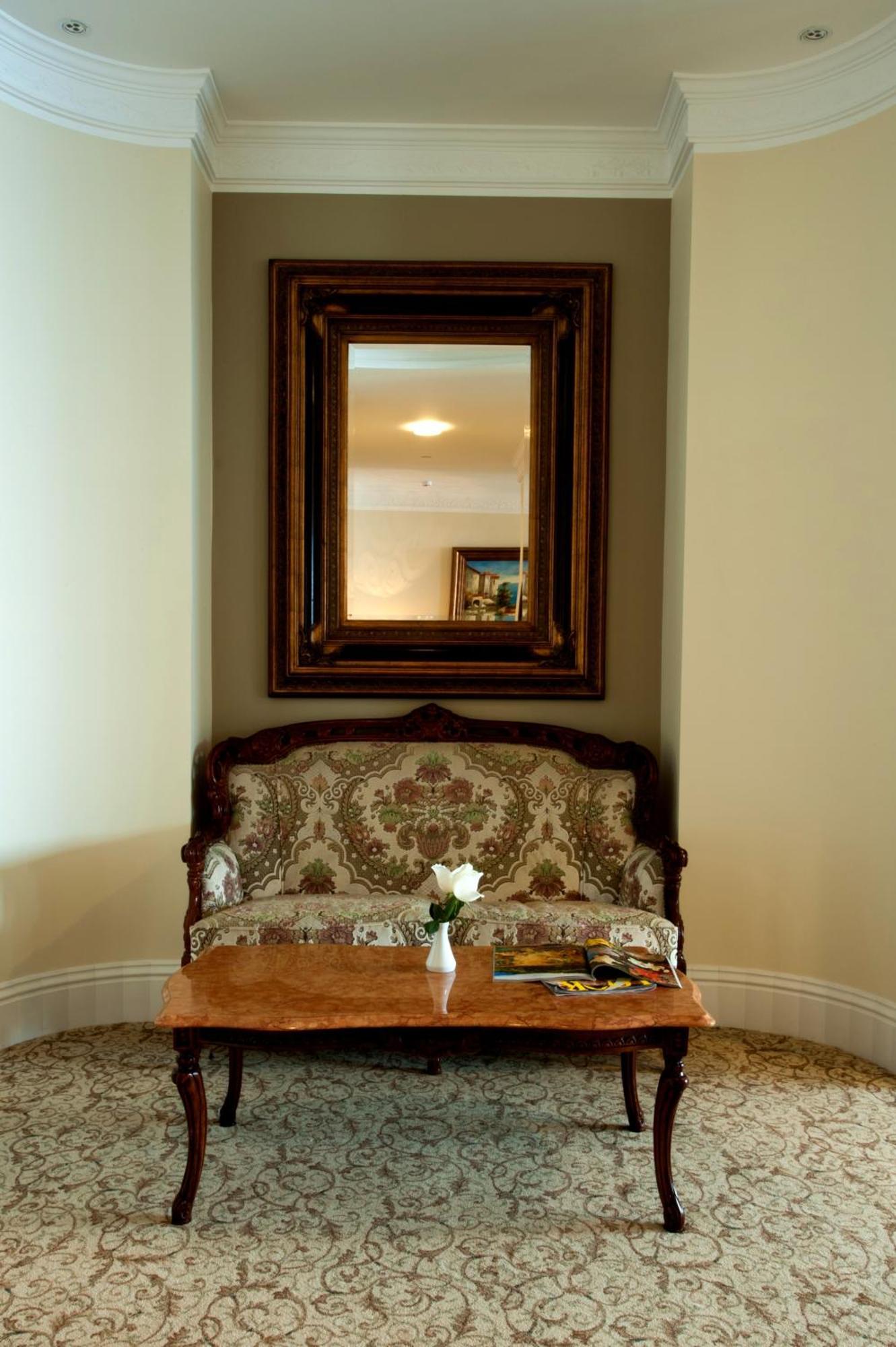 Royal Princess Hotel Dubrovnik Ngoại thất bức ảnh A settee in a hotel room